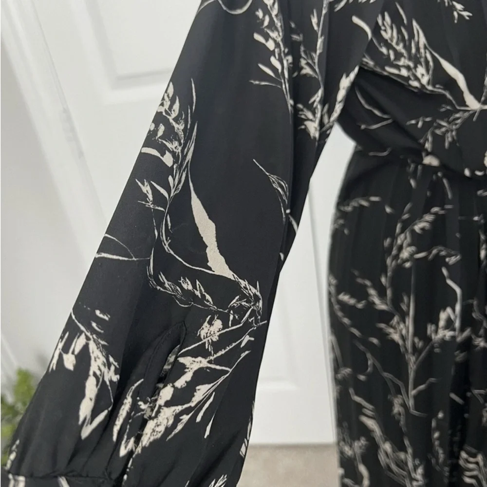 SOLD H&M Women’s Black White Floral Pleated 3/4 Sleeve Tie Waist Midi Dress - Picture 5 of 9